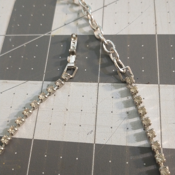 Costume Jewelry Necklace no marks silver tone and clear gems approx. 18 inches - Picture 3 of 5